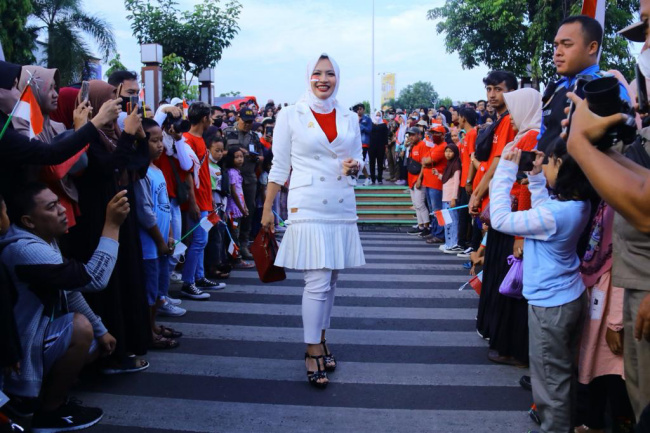 Fashion Show Kudus Ala Citayam Fashion Week, Istri Bupati Kudus Turun ke Jalan