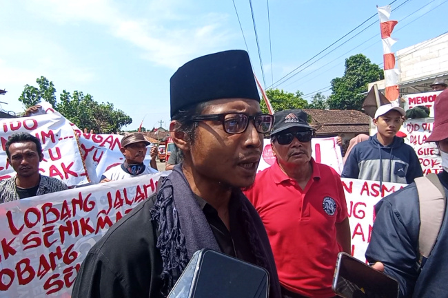 Warga Puncel Gelar Upacara Bendera di Tengah Jalan, Ini Alasannya