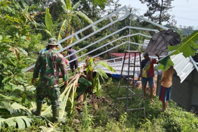 Pasca Bencana, Warga dan TNI Bersihkan Waduk Gunungrowo