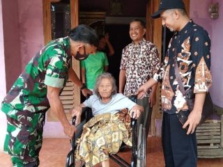 Koramil 08/Cluwak Serahkan Bantuan Kursi Roda kepada Penyandang Disabilitas