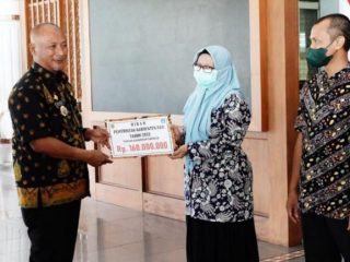 Dana Hibah Pendidikan Diserahkan, Pemkab Pati Komitmen Majukan Pendidikan