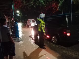 Pasar Jepon Terdampak Banjir Besar Setelah 22 Tahun, Polisi Turun Bantu Warga