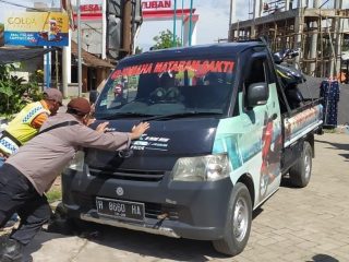 Patroli Dialogis Polsek Kedungtuban, Bantu Warga Dorong Mobil yang Mogok