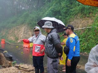 Jalan Kayen - Tambakromo Longsor, Pengendara Diminta Lewat Jalur Alternatif