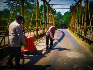 Hindarkan Bencana, Polsek Pogalan Beri Rambu di Jembatan Jebol Bendorejo