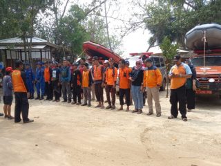 Kapal Pemancing Digulung Gelombang, Relawan Hentikan Pencarian
