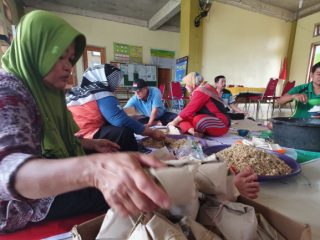 Banjir Dukuhseti, Pemdes Ngagel Bikin Dapur Umum