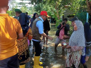 Sambangi Korban Banjir, Jangan Sampai Ada yang Kelaparan
