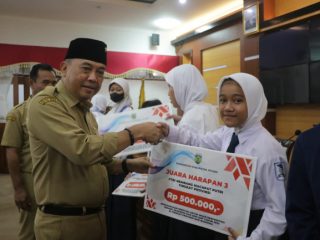 Pemkab Jepara Bagi-bagi Bonus untuk Siswa Berprestasi