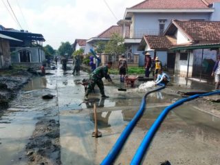 Pasca Banjir, Warga Mustokoharjo Dibantu TNI Polri Bersihkan Endapan Lumpur