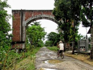 Jalan Rusak Sepanjang 2,5 Km, Roda Ekonomi Wotan Anjlok