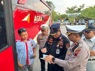 Mudik, Petugas Gabungan Uji Ramp Check Bus di Terminal Kembang Joyo