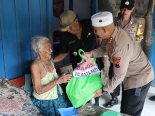 Polresta Pati Bagikan Ratusan Paket Sembako dan Takjil di Permukiman Kumuh