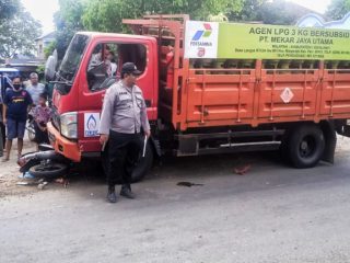 Asal Belok, Supra X Bapak Nyungsep di Kolong Truk LPG