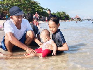 Menikmati Hamparan Pasir Putih Pantai Bondo yang Masih Perawan