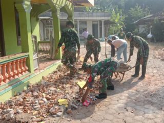 TNI Menyisingkan Lengan Rehab Musala Rapuh
