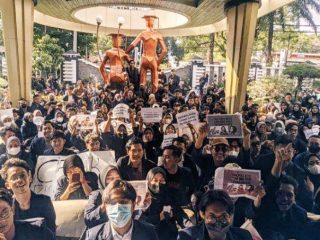 Ratusan Mahasiswa Tutup Paksa Rektorat UMK, Tuntut WR1 Dilengserkan
