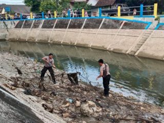 Polres Blora Bersihkan Sampah di Bantaran Sungai