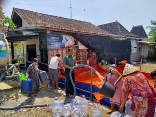 Kekeringan, Warga Mantingan Tengah Berbondong Penuhi Jeriken dengan Air Bersih