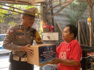 Satlantas Polres Jepara Bagikan Ratusan Paket Sembako