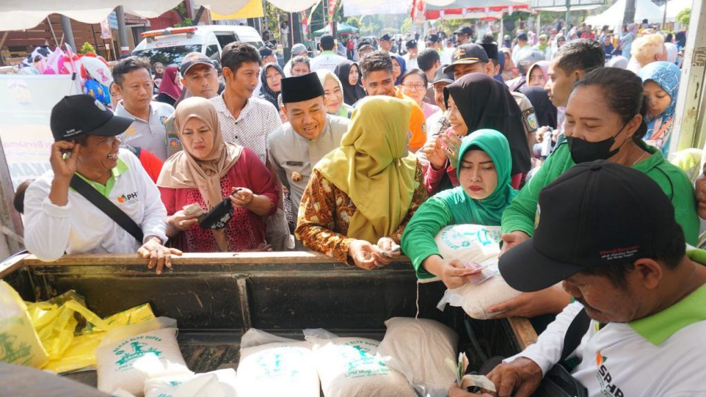 Kapolres Jember bersama warga dalam kegiatan Pasar Murah