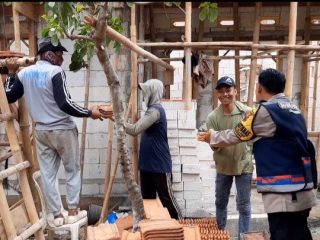 Polsek Tlogowungu Lestarikan Sambatan, Bantu Renovasi Rumah Warga