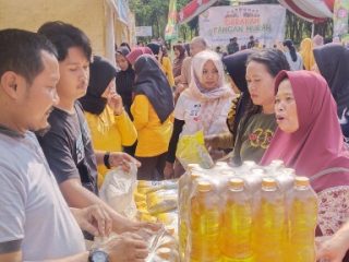 Warga Berbondong Buru Sembako Murah Jelang Nataru 