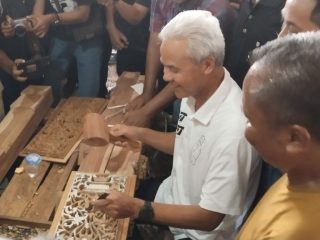 Capres Ganjar Pranowo Kunjungi Sentra Ukir di Jepara