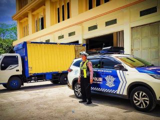 Polisi Kawal Ketat Kedatangan Logistik Pemilu 2024 di Trenggalek