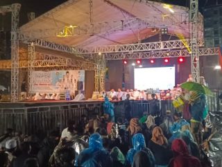 Ribuan Warga Khusyuk Selawatan di Bawah Guyuran Hujan, Habib Luthfi Tak Jadi Datang