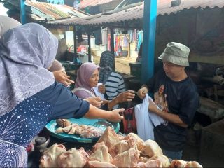 Emak-emak Pasar Berebut Kaos Gambar Ganjar- Mahfud