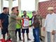 Foto: Camat Karimunjawa serahkan bantuan kepada nelayan Karimunjawa yang terdampar di Pantai Bayuran, Jumat 15 Maret 2024.(Dian/Mondes)
