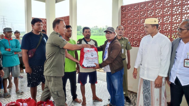 Foto: Camat Karimunjawa serahkan bantuan kepada nelayan Karimunjawa yang terdampar di Pantai Bayuran, Jumat 15 Maret 2024.(Dian/Mondes)