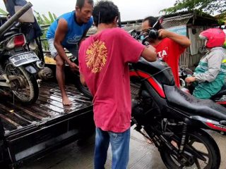 Cuan Parah, Ojek Motor Penyelamat Pengguna Jalan Kala Banjir
