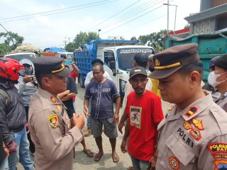 Mandi Debu, Warga Kembang Hadang Truk Tambang
