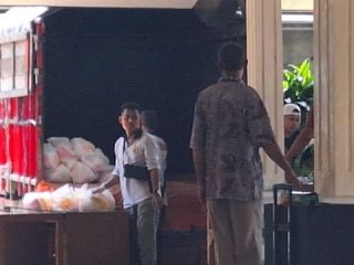 Ludes, Satu Truk Berisi Paket Sembako Murah Diserbu Masyarakat 