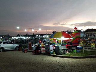 Kembangjoyo Sepi, PKL Curi Kesempatan Jualan di Alun-alun Simpang Lima Pati