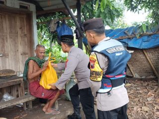 Polsek Tayu Bagikan Puluhan Sembako Kepada Lansia