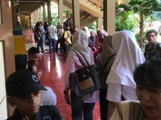 Para Orang Tua di Jepara Rela Berdesakan Dapatkan Nomor Pendaftaran PPDB