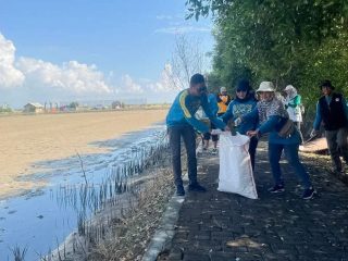 Hari Lingkungan Hidup Sedunia, Aksi Bersih Pantai Kertomulyo Dilakukan