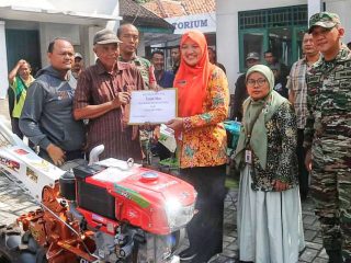 Sejahterakan Petani, Dispertan Beri Bantuan 13 Traktor
