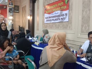 Gelar Pengobatan Gratis, Polresta Pati Beri Alat Bantu Penyandang Disabilitas