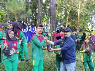 Siswa Safinatul Huda Mengenal Lebih Dekat Hutan Wisata Sreni 
