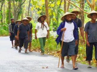 Sedulur Sikep Jalan Kaki Pati-Blora Demi Menapaki Jejak Samin Surosentiko