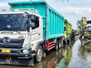 Rob Kembali Naik, Jalan Demak-Semarang Macet Total
