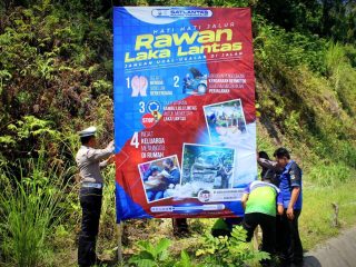 Minimalisir Kecelakaan di Jalur Wisata, Satlantas Trenggalek Pasang Baliho Peringatan