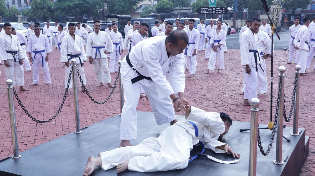 latihan bela diri anggota polisi