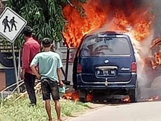 Mobil Daihatsu Espas di Jepara Terbakar Gara-gara Korsleting Listrik