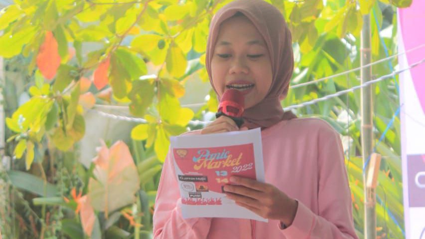 Gadis Pati Jadi Host
