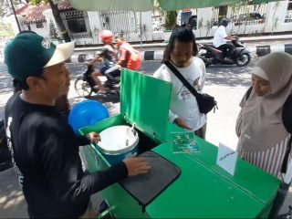 Pati Panas Gerah, Bakul Es Kopi Keliling Ketiban Rezeki